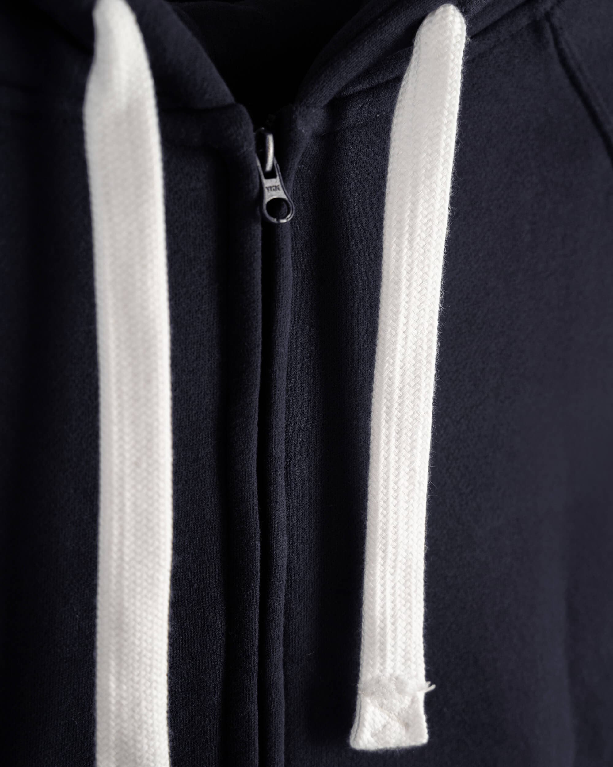 Russemerch hoodie premium kvalitet - Varme og komfortable hoodies for russefeiringen Norge 2025. Tilgjengelig i alle russefarger med broderi og trykk.